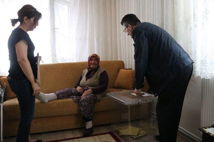 Yaşlı Ve Hasta Vatandaşlar Seyyar Sandıklarda Oy Kullandı G4