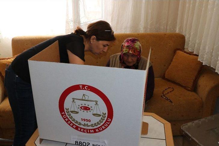 Yaşlı Ve Hasta Vatandaşlar Seyyar Sandıklarda Oy Kullandı G5