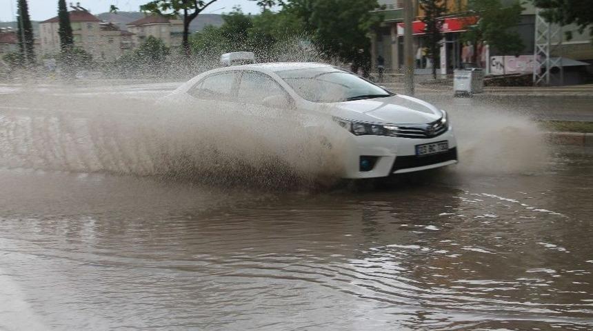 Elazığ’da Sağanak Yağış Etkili Oldu