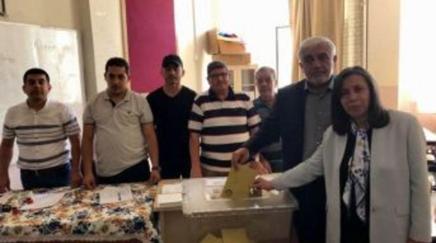 Milletvekili D&uuml;lger Oyunu Eşi İle Birlikte Kullandı