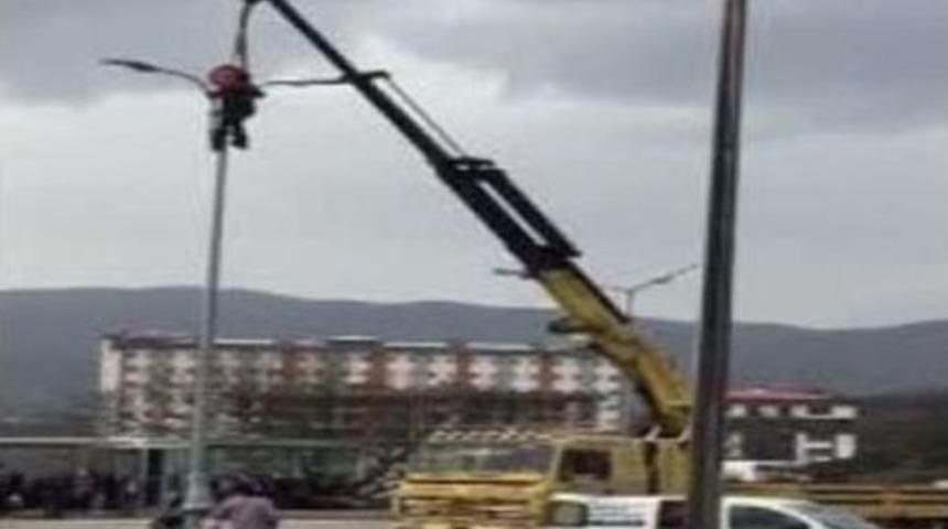 Aydınlatma Direğinde Tehlikeli &Ccedil;alışma