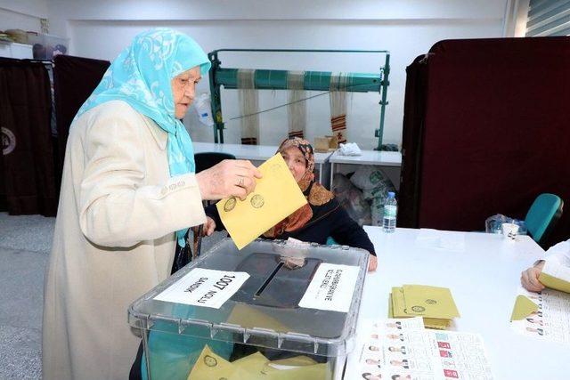 Yozgat’ta Vatandaşlar Sandık Başına Gitti