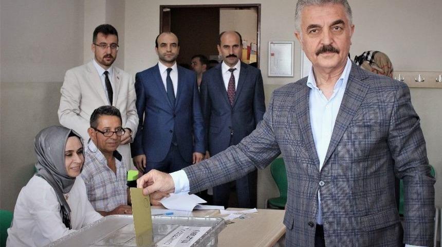 Mhp Genel Sekreteri B&uuml;y&uuml;kataman Sıra Bekleyip Oyunu Kullandı