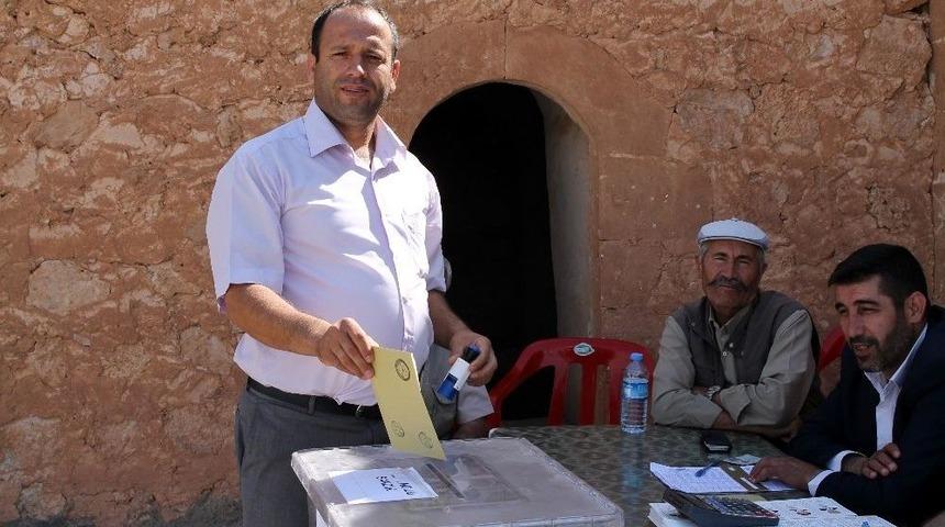 14 Se&ccedil;menli Mahallede 4 Kişi Oy Kullandı