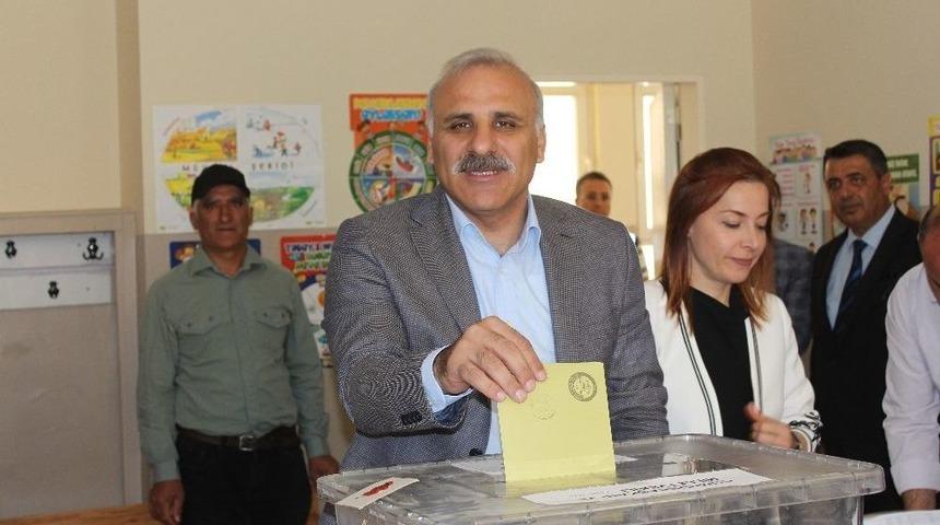 Van Valisi Zorluoğlu Eşiyle Birlikte Oyunu Kullandı