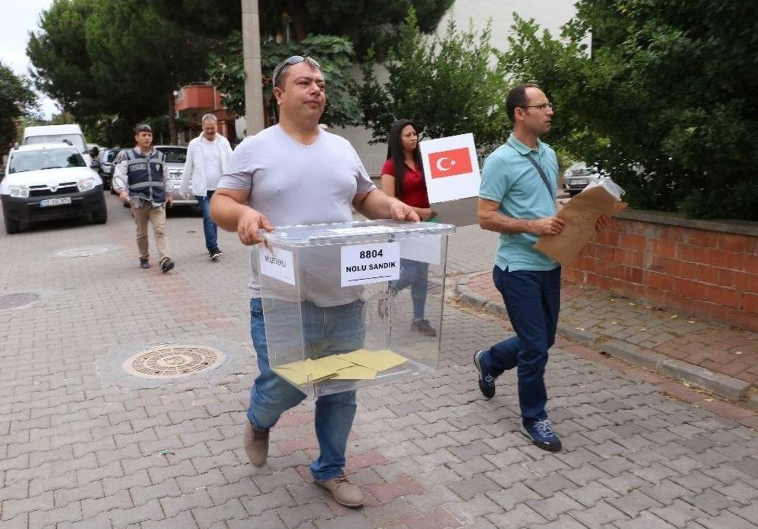 &Ccedil;anakkale&rsquo;de Cumhurbaşkanı Ve 27. D&ouml;nem Milletvekili Genel Se&ccedil;imi İ&ccedil;in Oy Verme İşlemi Devam Ediyor