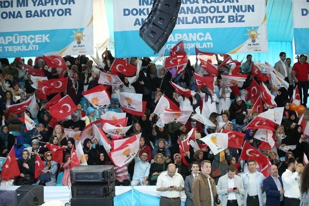Ak Parti Sakarya Kadın Kolları Başkanı Zehra Hatipoğlu Yeniden Se&ccedil;ildi