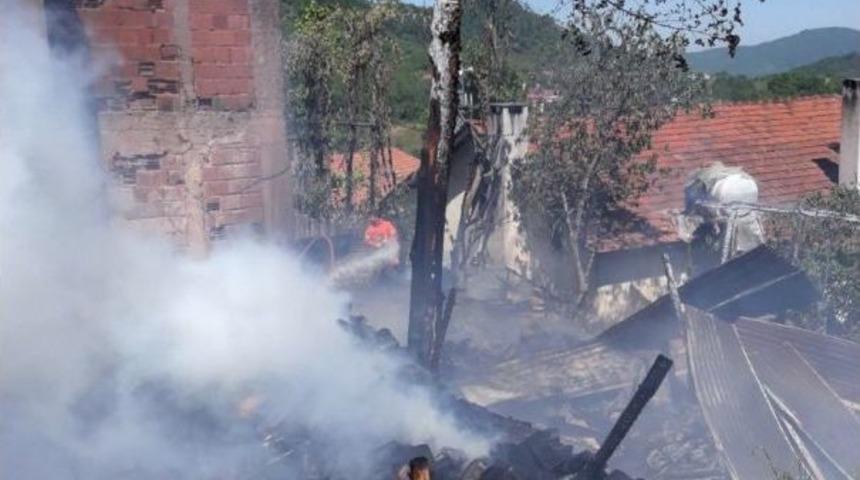 &Uuml;&ccedil; Katlı Ev Yandı, 5 B&uuml;y&uuml;kbaş Hayvan Telef Oldu