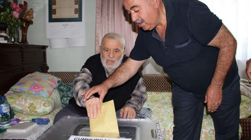 Kula&rsquo;da 2 Se&ccedil;men Seyyar Sandıkta Oy Kullandı