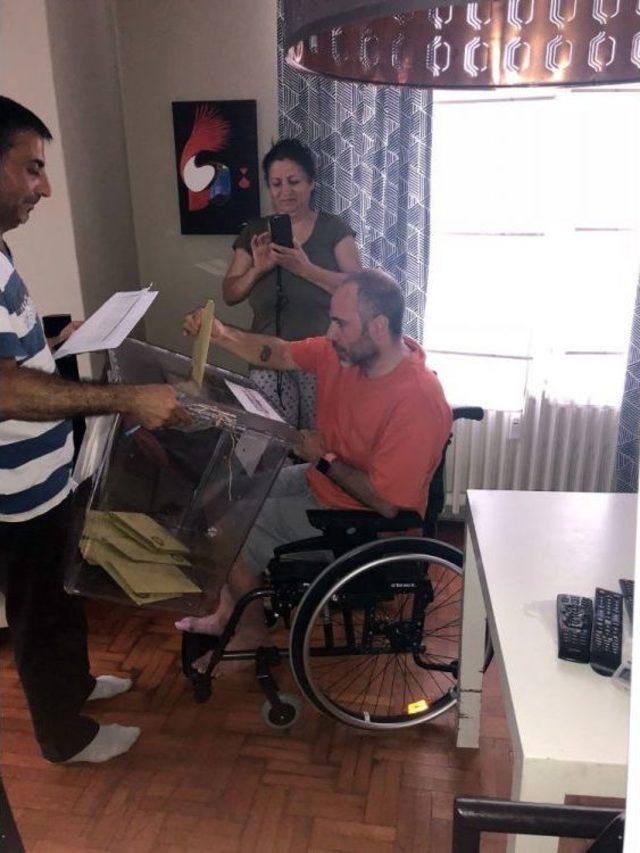 Engelli Ve Hasta Vatandaşlar Oylarını Evlerinde Kullandı