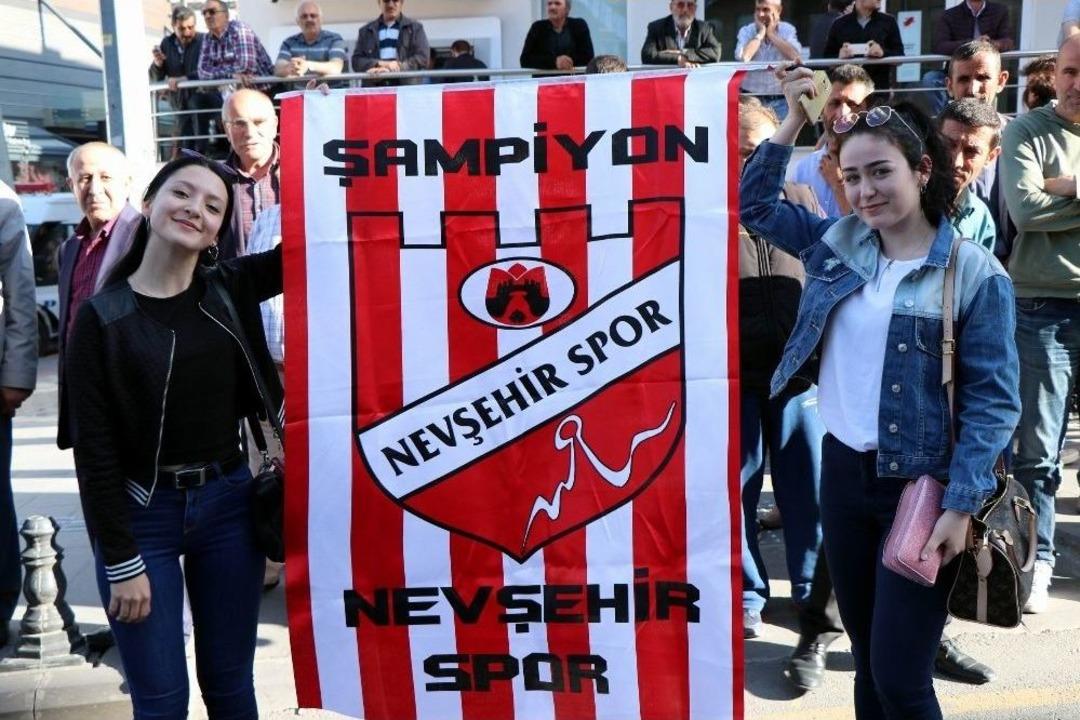 Nevşehir Taraftarları 13 Yıl Aradan Sonra Gelen Şampiyonluğu Kutluyor