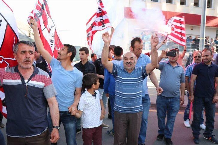 Nevşehir Taraftarları 13 Yıl Aradan Sonra Gelen Şampiyonluğu Kutluyor G1
