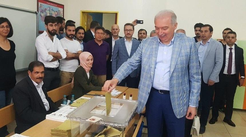 İstanbul Büyükşehir Belediye Başkanı Mevlüt Uysal Oyunu Ailesi İle Birlikte Kullandı