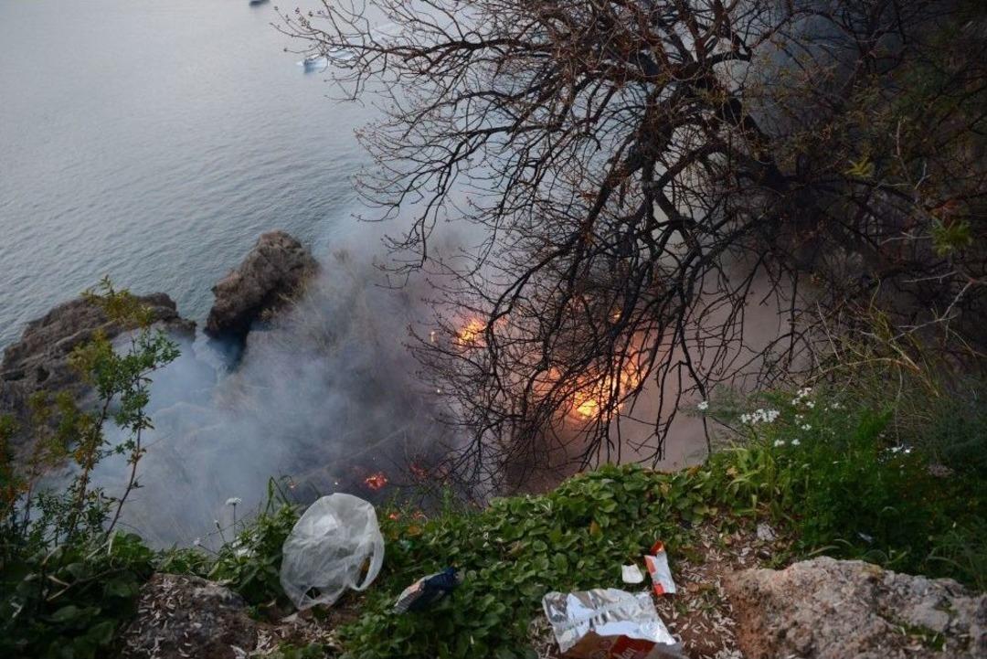 Antalya&rsquo;da &Ccedil;alılık Alanda Yangın