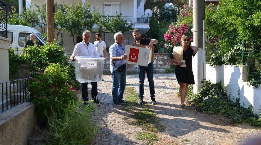 Ayvalık&rsquo;ta 17 Hasta Vatandaş Evinde Oy Kullandı