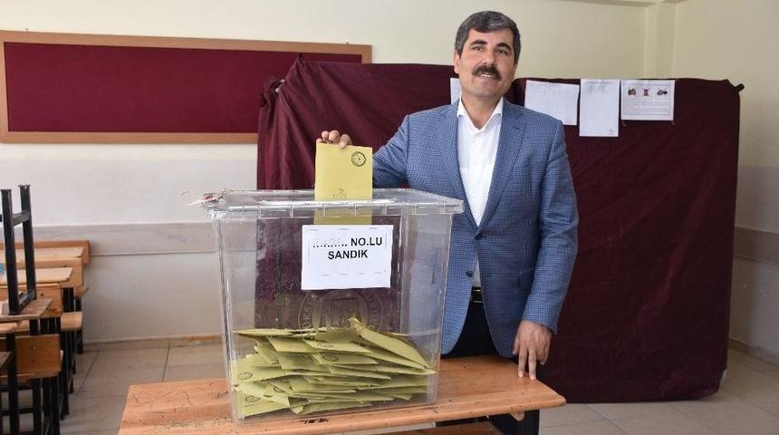 Başkan Asya Ailesi İle Birlikte Oy Kullandı