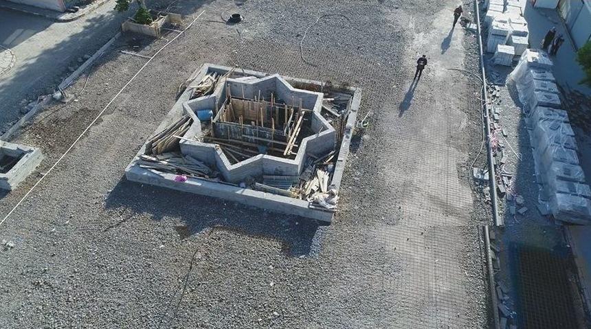 Kent Meydanı &Ccedil;alışmaları S&uuml;r&uuml;yor