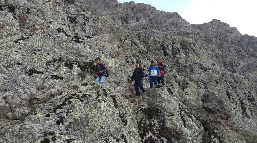 U&ccedil;kun Toplarken Kayalıklarda Mahsur Kalan &Ccedil;ocuklar Kurtarıldı
