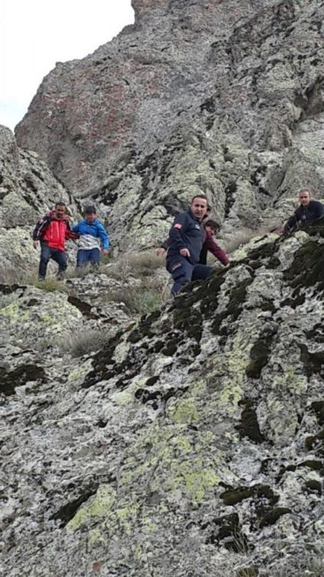 Uçkun Toplarken Kayalıklarda Mahsur Kalan Çocuklar Kurtarıldı