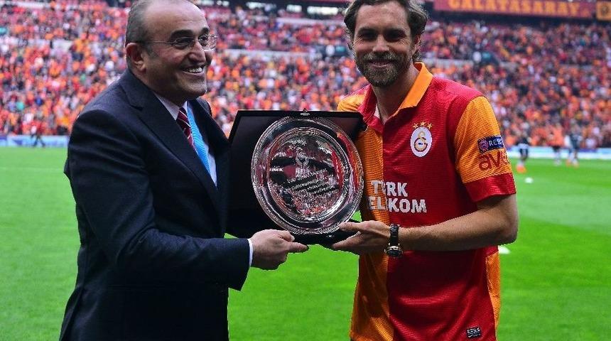 Galatasaray&rsquo;dan Elmander&rsquo;e Plaket