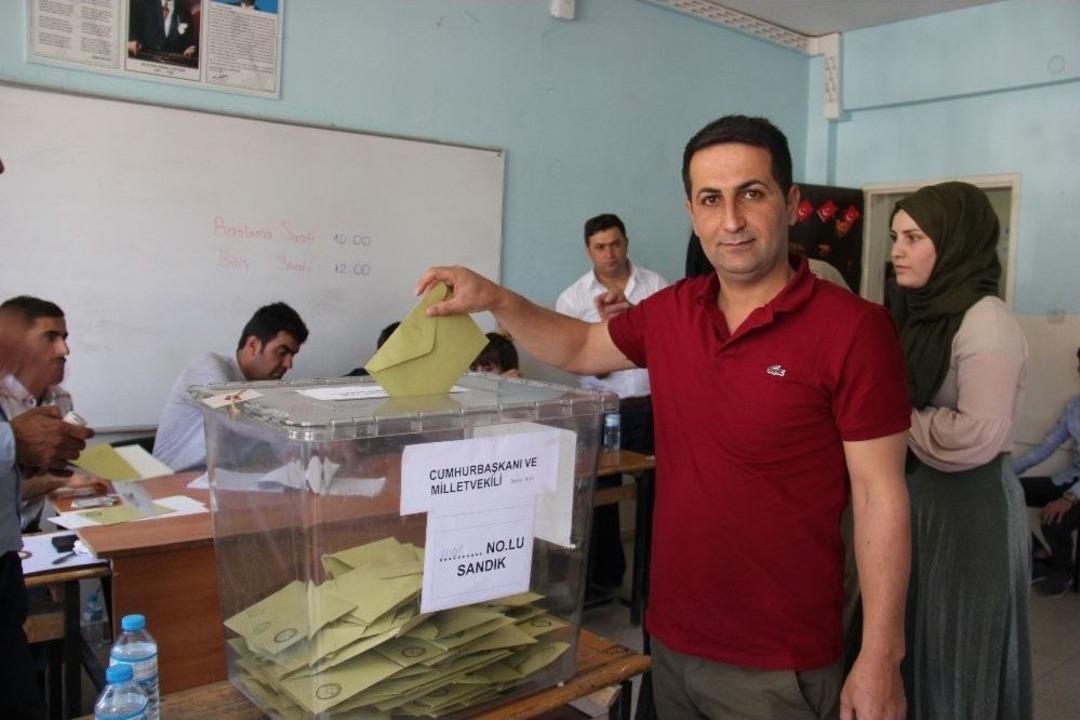 Şemdinli&rsquo;de Oy Verme İşlemi Sorunsuz Bir Şekilde Devam Ediyor