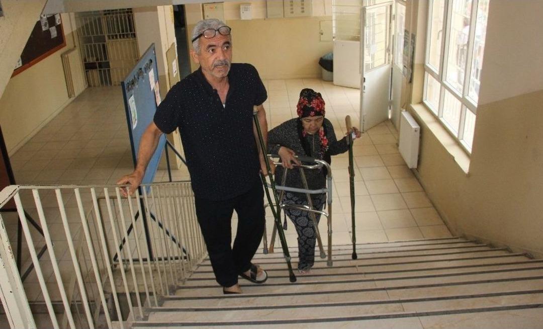 Koltuk Değneğiyle 3 Kat &Ccedil;ıkıp Oy Kullandı