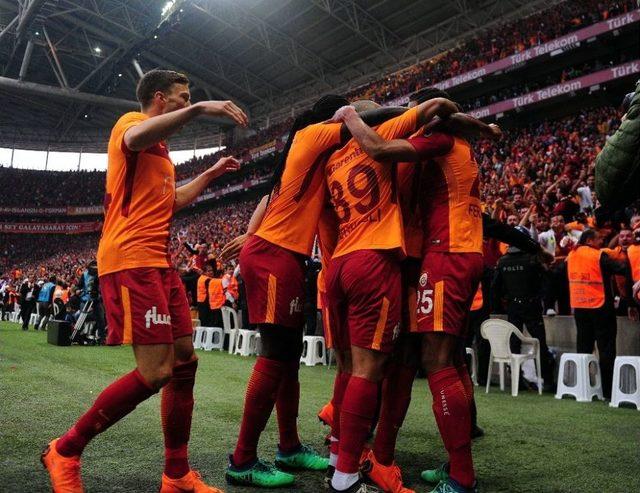 Spor Toto Süper Lig: Galatasaray: 1 - Beşiktaş: (ilk Yarı)