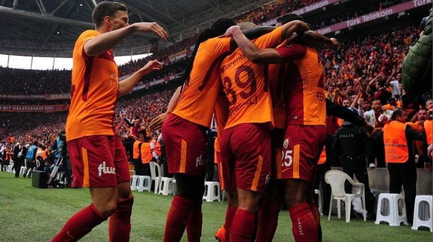 Galatasaray, Derbi Zaferini Taraftarıyla Kutladı