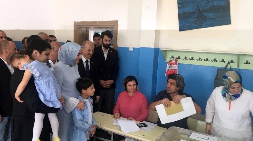 Bakan Kaya, Oyunu &Ccedil;ocuklarıyla Birlikte Kullandı