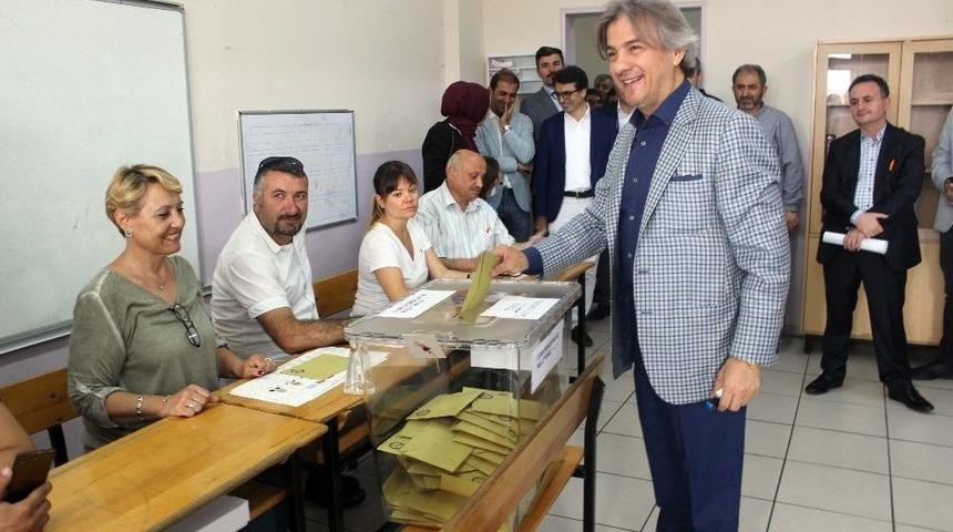 Beyoğlu Belediye Başkanı Ahmet Misbah Demircan Oyunu Kullandı