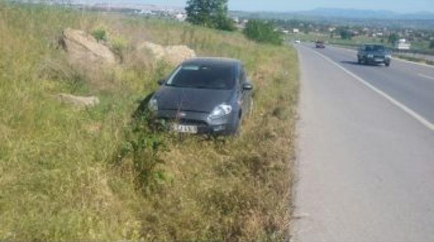 Otomobil Yoldan &Ccedil;ıktı: 1 Yaralı