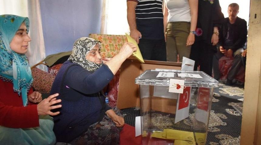 Dursunbey&rsquo;de Seyyar Sandıkta 7 Kişi Oy Kullandı