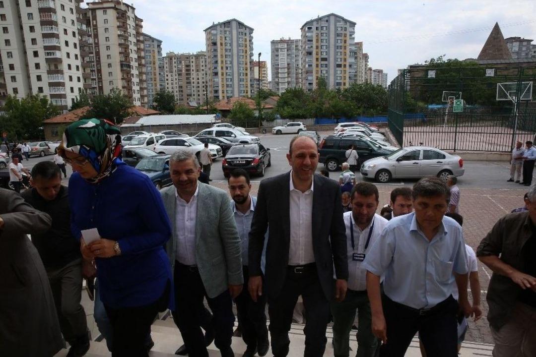 Başkan &Ccedil;elik, Annesi, Eşi Ve &Ccedil;ocukları İle Birlikte Oyunu Kullandı