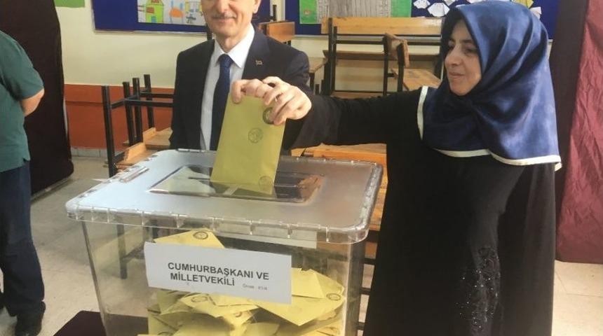 Fatih Belediye Başkanı Hasan Suver Oyunu Kullandı