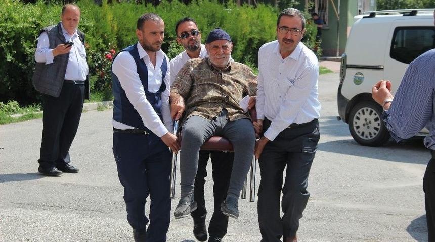 Yaşlı Adam Oy Kullanacağı Sandığa Sandalyeyle Taşındı