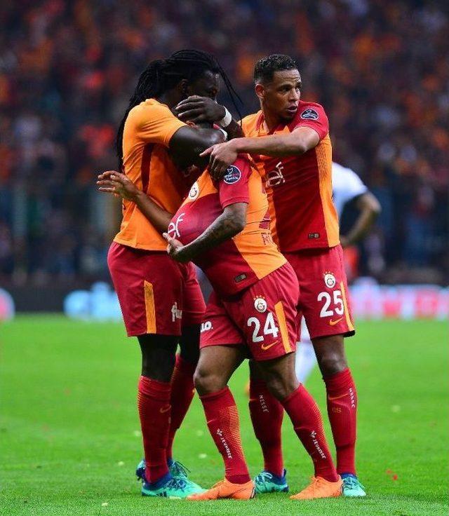 Galatasaray, Derbi Zaferini Taraftarıyla Kutladı