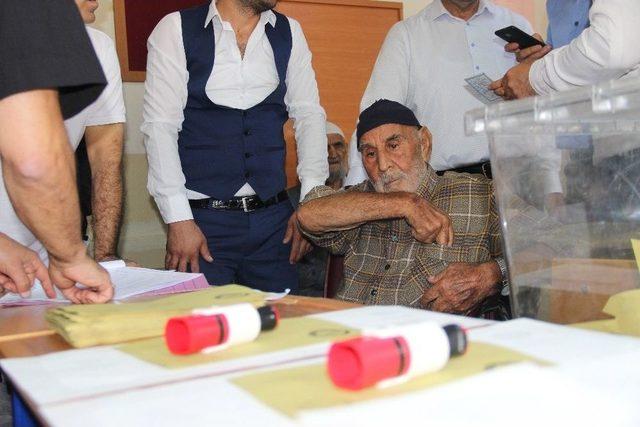 Yaşlı Adam Oy Kullanacağı Sandığa Sandalyeyle Taşındı