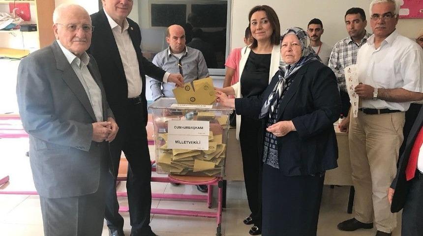 Milletvekili Ko&ccedil;er, Ailesiyle Birlikte Oyunu Kullandı