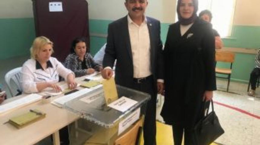 Milletvekili Polat Eşi İle Birlikte Oyunu Kullandı