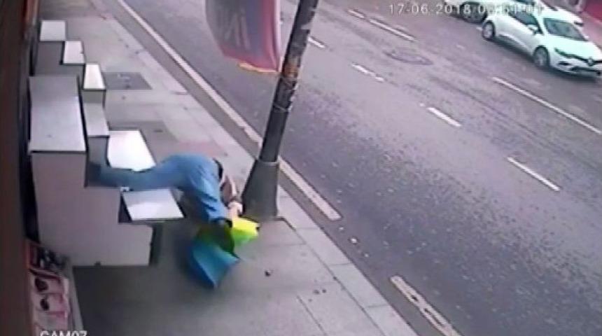 D&uuml;kkan Kapısına Asılı Şemsiyeyi Almak İsterken, D&uuml;ş&uuml;p Başını Yardı