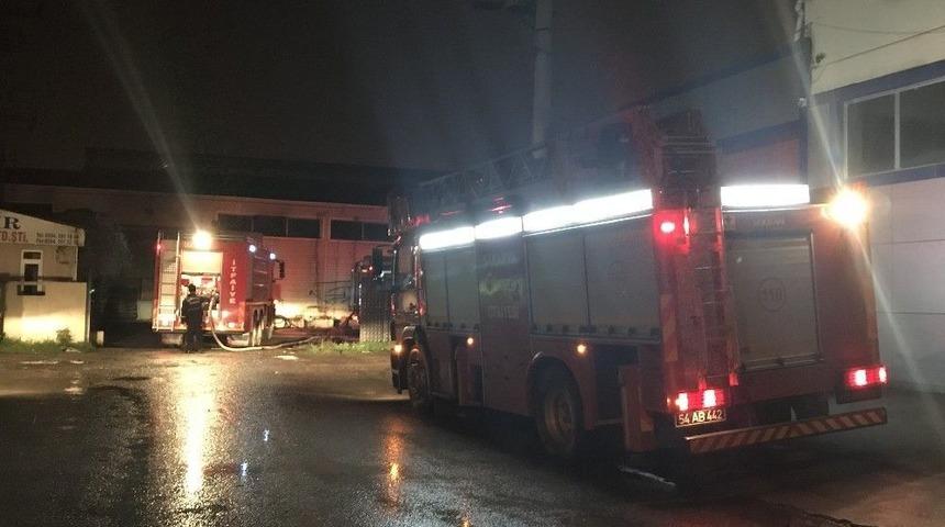 Kau&ccedil;uk Fabrikasında &Ccedil;ıkan Yangın Kısa S&uuml;rede S&ouml;nd&uuml;r&uuml;ld&uuml;