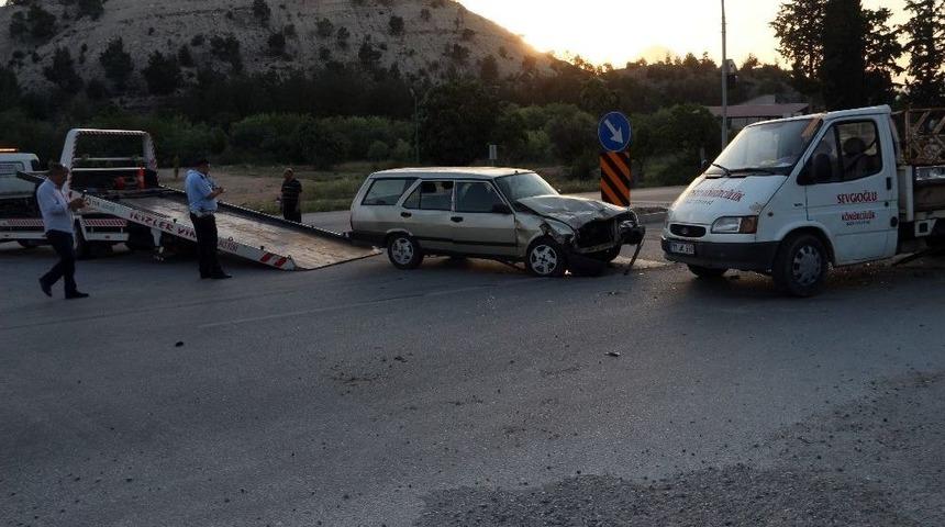 Otomobil Kamyonete &Ccedil;arptı: 4 Yaralı