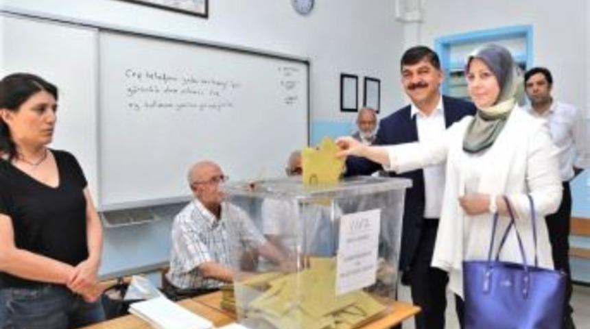 Belediye Başkanı Fadıloğlu Eşi İle Birlikte Oy Kullandı