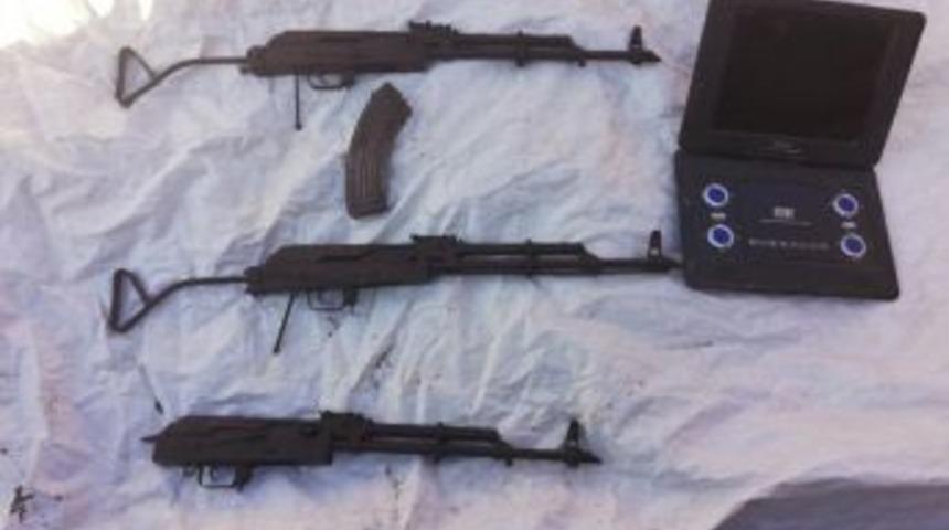 Hakkari Kırsalında Silah Ve &Ouml;rg&uuml;tsel Dok&uuml;man Ele Ge&ccedil;irildi