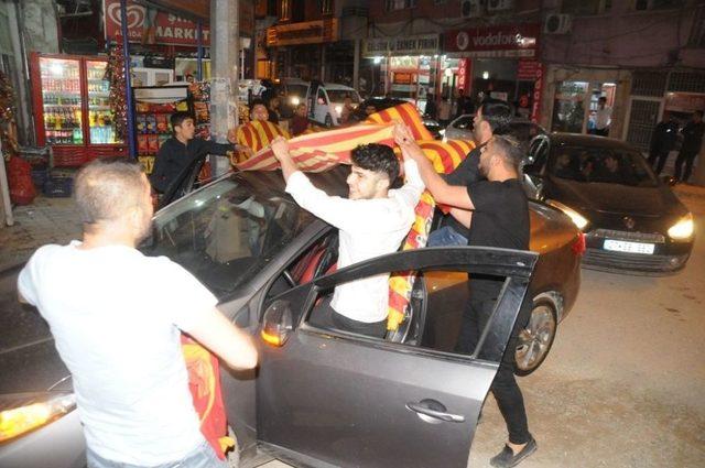 Cizre’de Galatasaraylı Taraftarların Galibiyet Sevinci