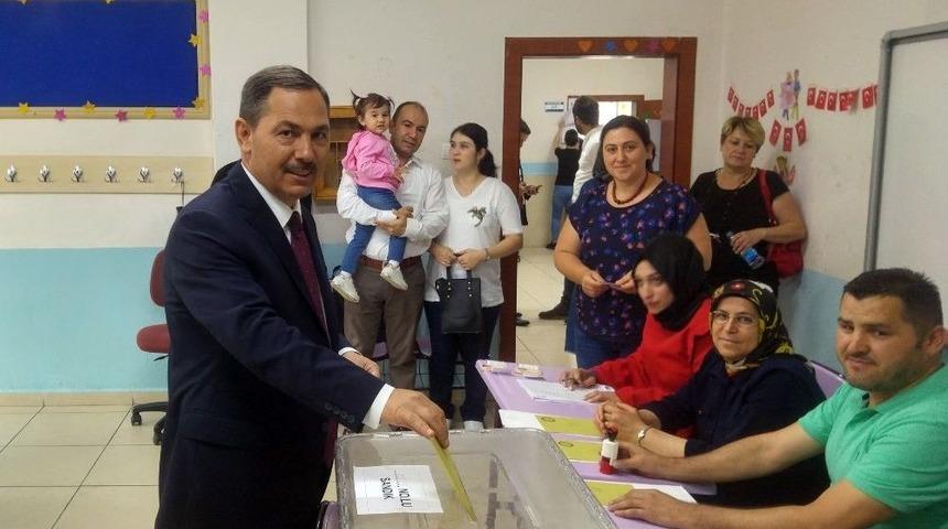 Başkan Uysal Oyunu Ailesi İle Birlikte Kullandı