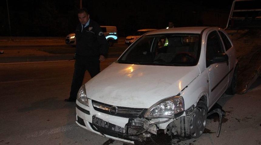 Kontrolden &Ccedil;ıkan Otomobil Takla Attı: 2 Yaralı