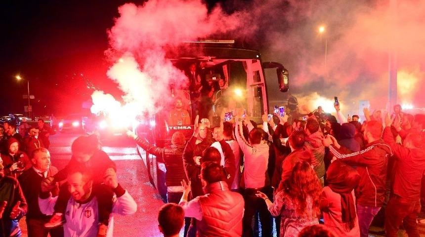 Beşiktaş Meşalelerle Karşılandı