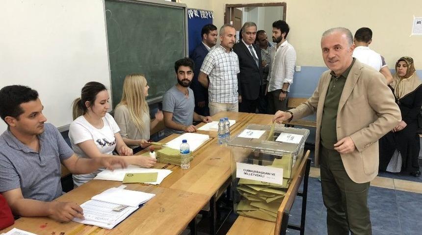 Ak Parti İstanbul Milletvekili Aziz Babuşcu Oyunu Gaziosmanpaşa&rsquo;da Kullandı