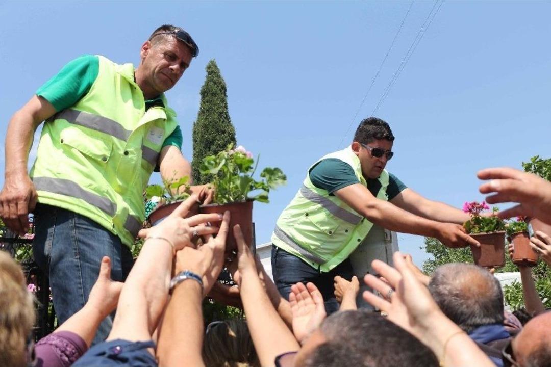 Kuşadası&rsquo;nda &Uuml;cretsiz &Ccedil;i&ccedil;ek Dağıtımında İzdiham